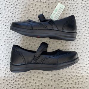 Apex Lisa black classic Mj Lea women’s shoes.  New in box. Women’s size 5